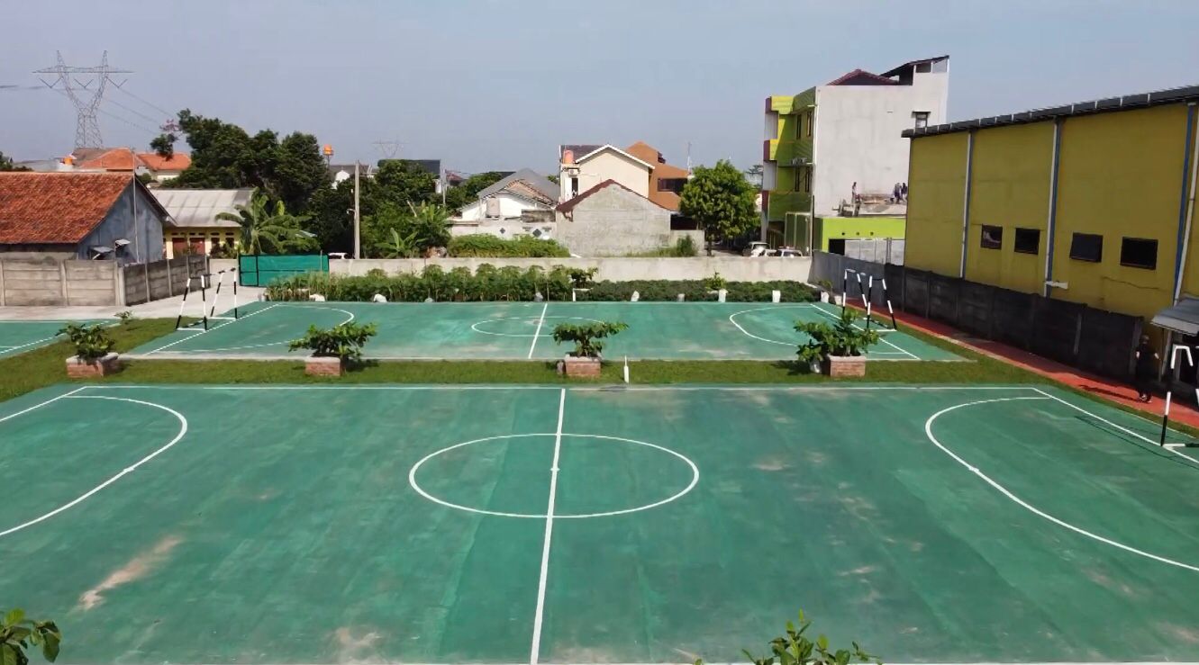 Lapangan SIT Al Madinah dengan peralatan modern untuk praktikum sains
